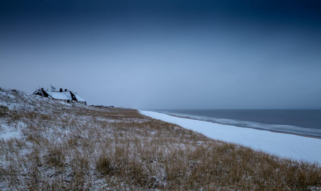 Sölring Hof im Winter bei Schnne, Perspektive aus der Westseite