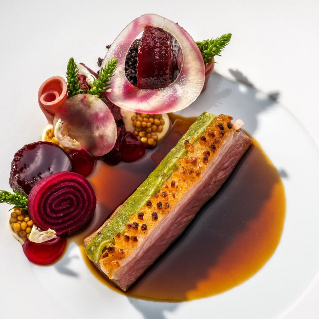 Söl’ring Hof-Gourmetgericht – Fleisch, Gemüse; Inspiration für den Urlaub auf Sylt.