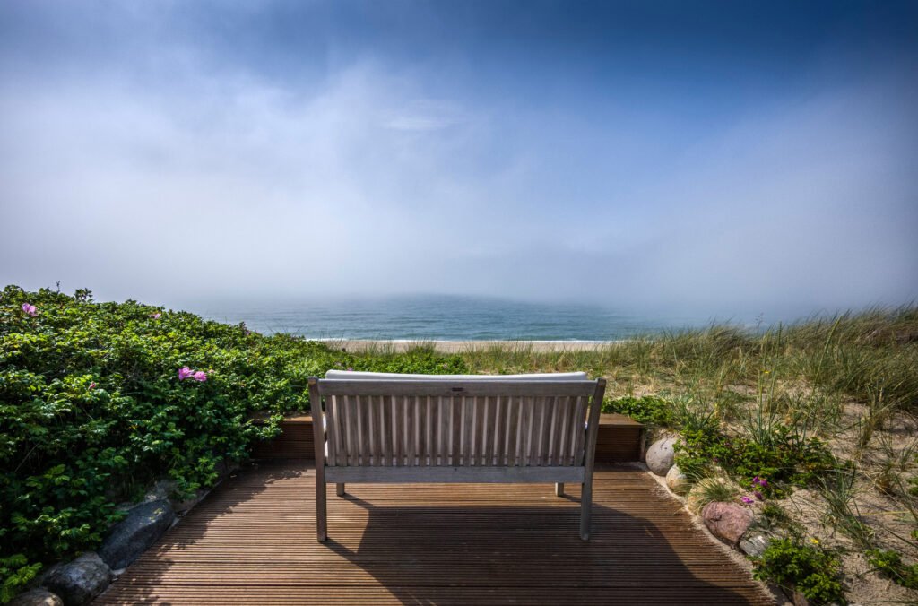 Bank auf der Terrasse des Söl’ring Hofs auf Sylt – der perfekte Ausblick im Urlaub.