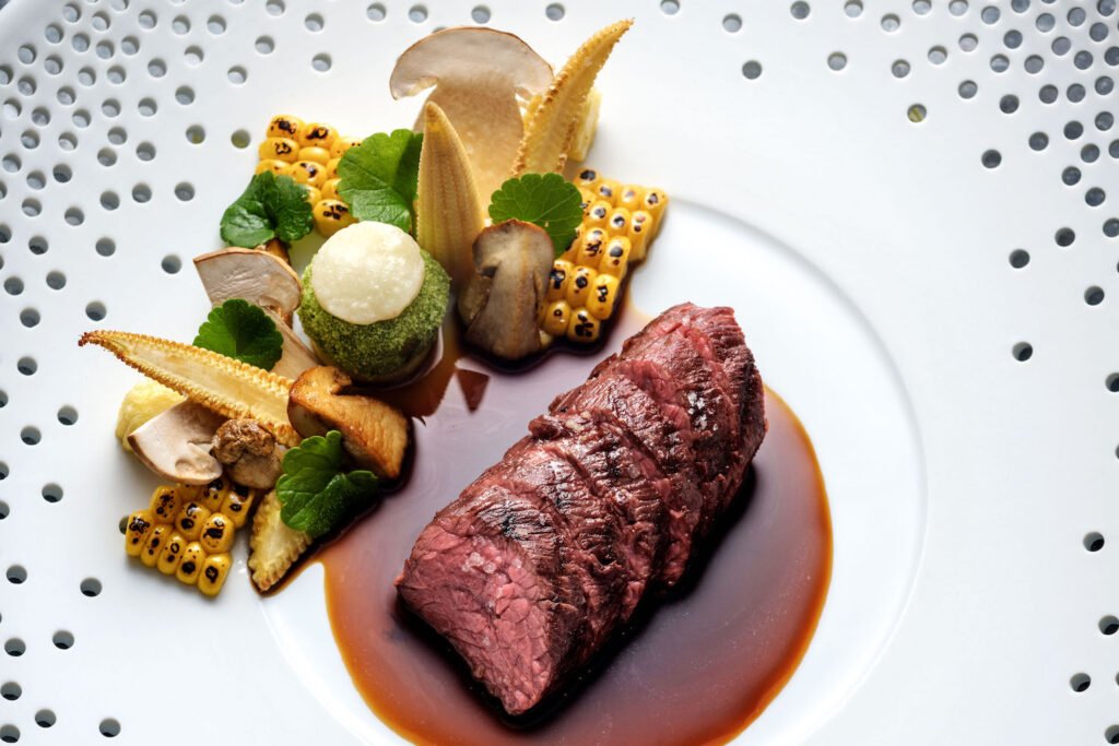 Ein Gourmet-Steakgericht vom Söl’ring Hof – ein Urlaubsgenuss auf Sylt.