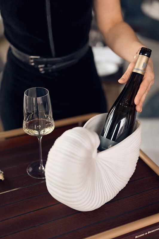 Wein im Söl’ring Hof auf Sylt: elegante Tischdekoration für die Feiertage.