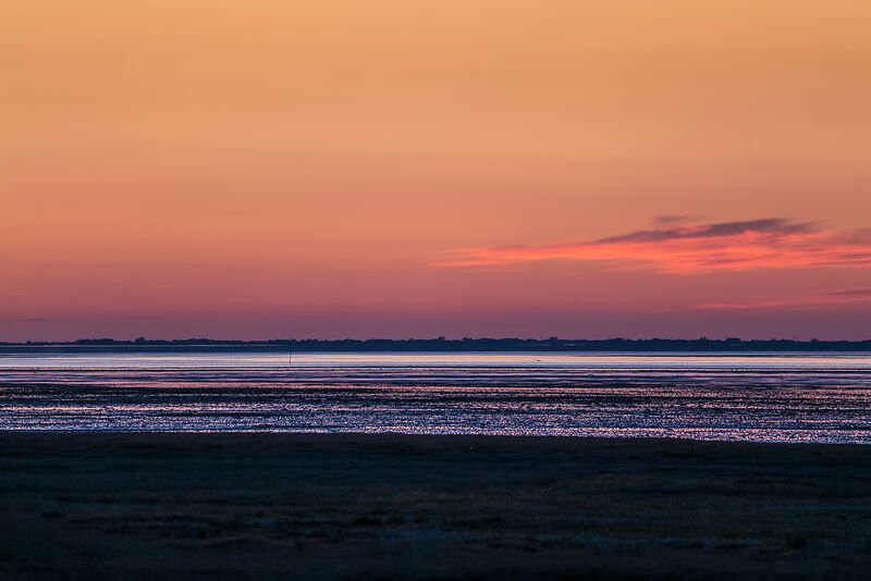 Sonnenuntergang über Sylt in der Nähe des Söl’ring Hofs, ruhiges Wasser, friedlich.