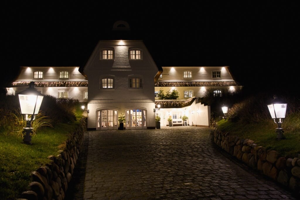 Söl’ring Hof Sylt: ein einladendes weißes Gebäude, Urlaubsatmosphäre.