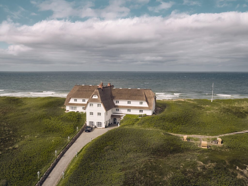 Söl’ring Hof: Ein bezaubernder weißer Rückzugsort in den Küstendünen von Sylt.