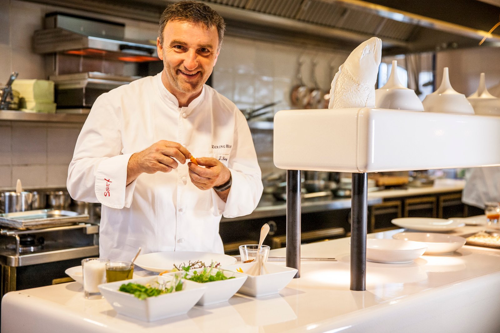 Küchenchef im Söl’ring Hof auf Sylt: frische Frühlingsküche für den Urlaub.
