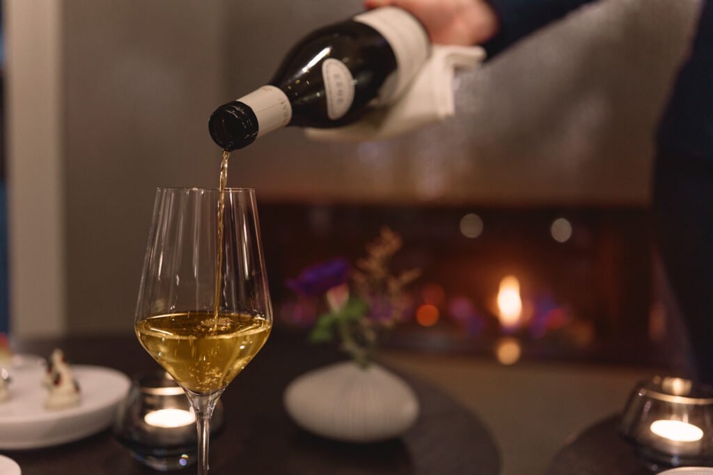 Wein im Söl’ring Hof auf Sylt: gemütliche Urlaubsatmosphäre.