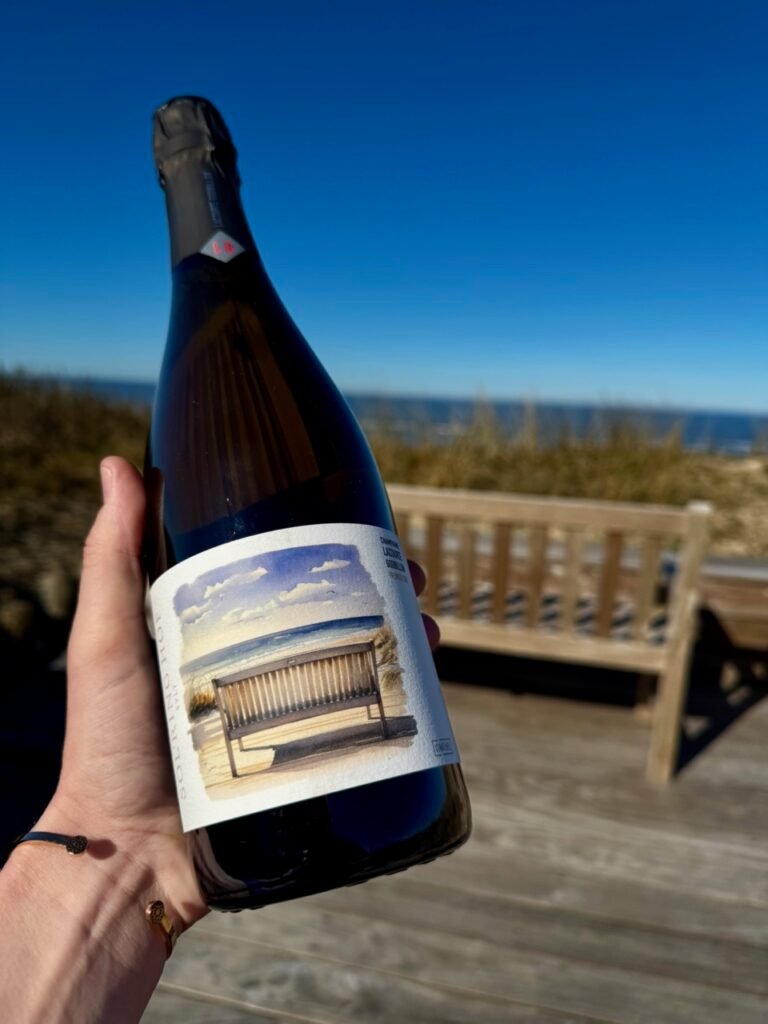 Champagner im Söl’ring Hof auf Sylt: Bank, Himmel, Urlaubsstimmung.