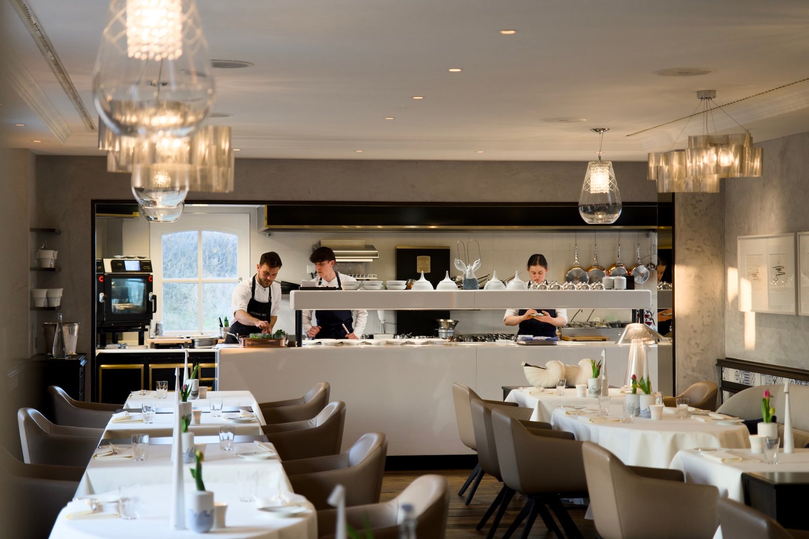 Söl’ring Hof Sylt: Köche in einem eleganten, einladenden Ferienrestaurant.