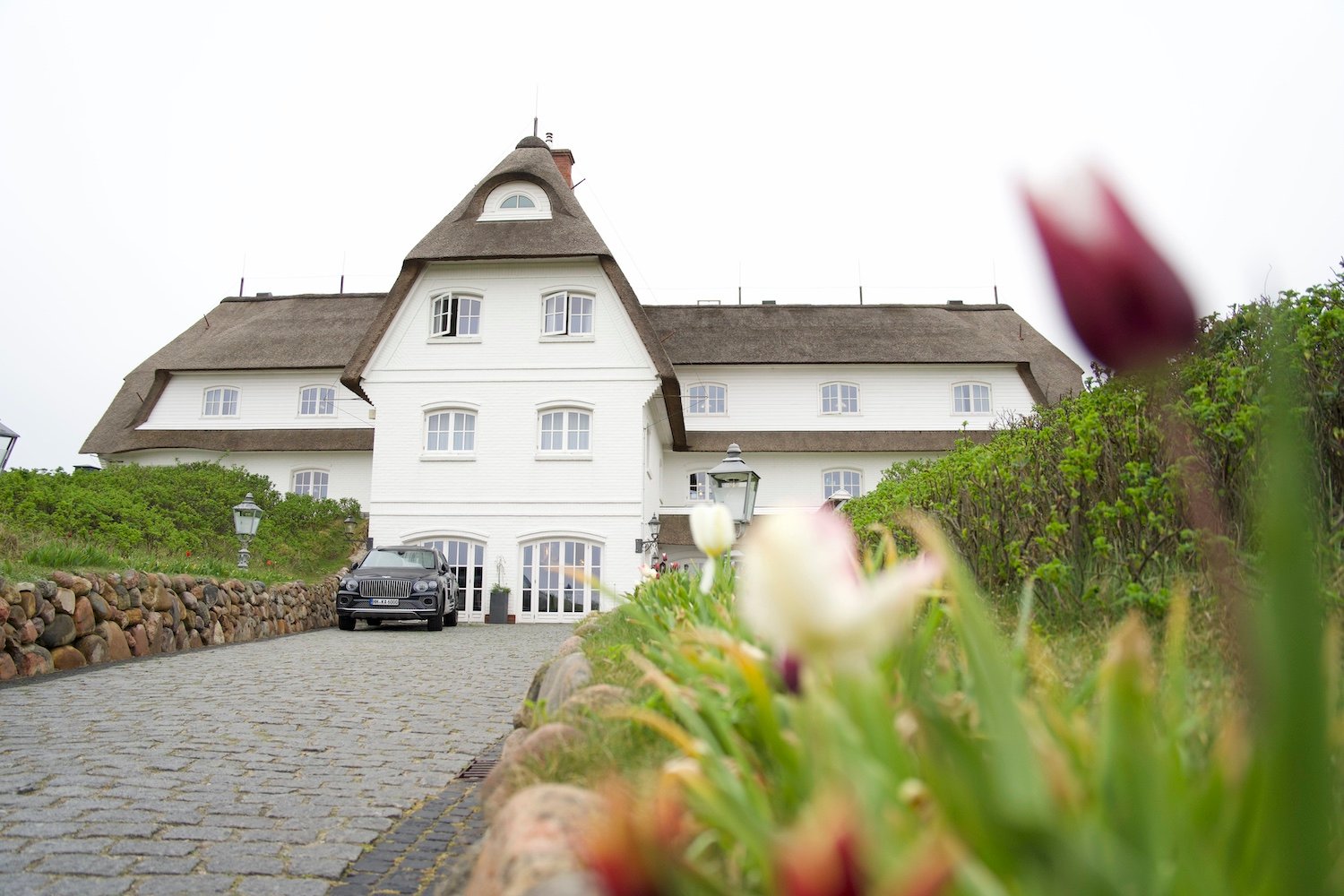 Söl’ring Hof Sylt: weißes Haus, Reetdach, Urlaubsziel.