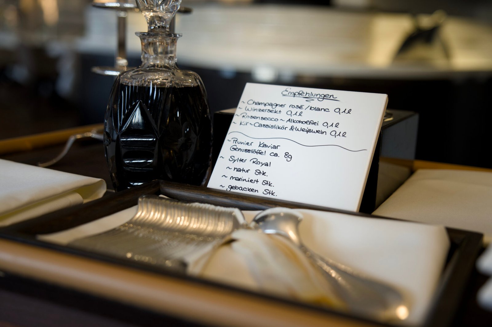 Eleganter Tisch im Söl’ring Hof, einem Urlaubsziel auf Sylt.