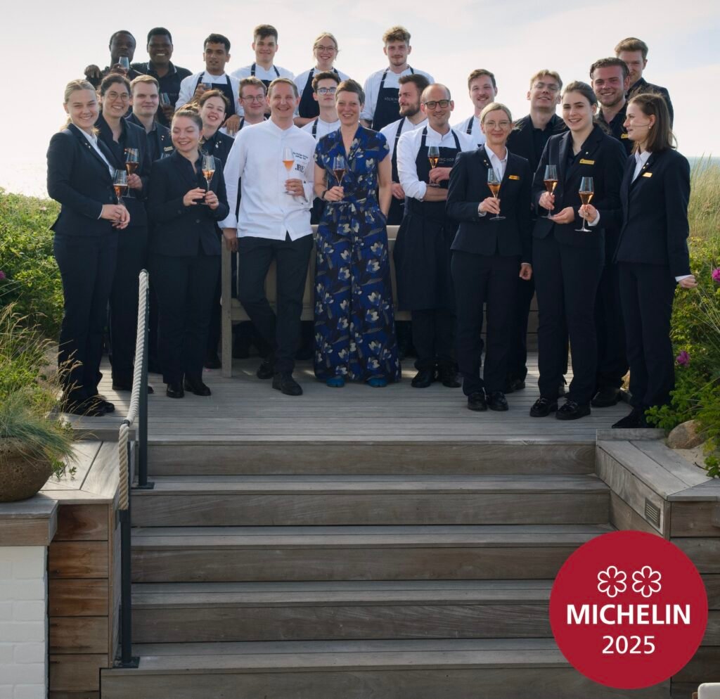 Die Mitarbeiter des Söl’ring Hofs feiern die Michelin-Sterne – Sylt als Urlaubsziel.