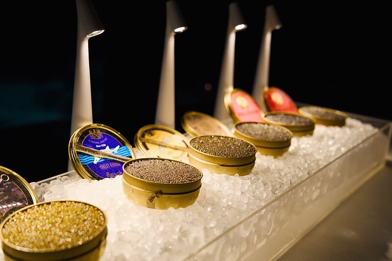 Bunte Kaviar-Dosen auf Eis im Söl’ring Hof auf Sylt.