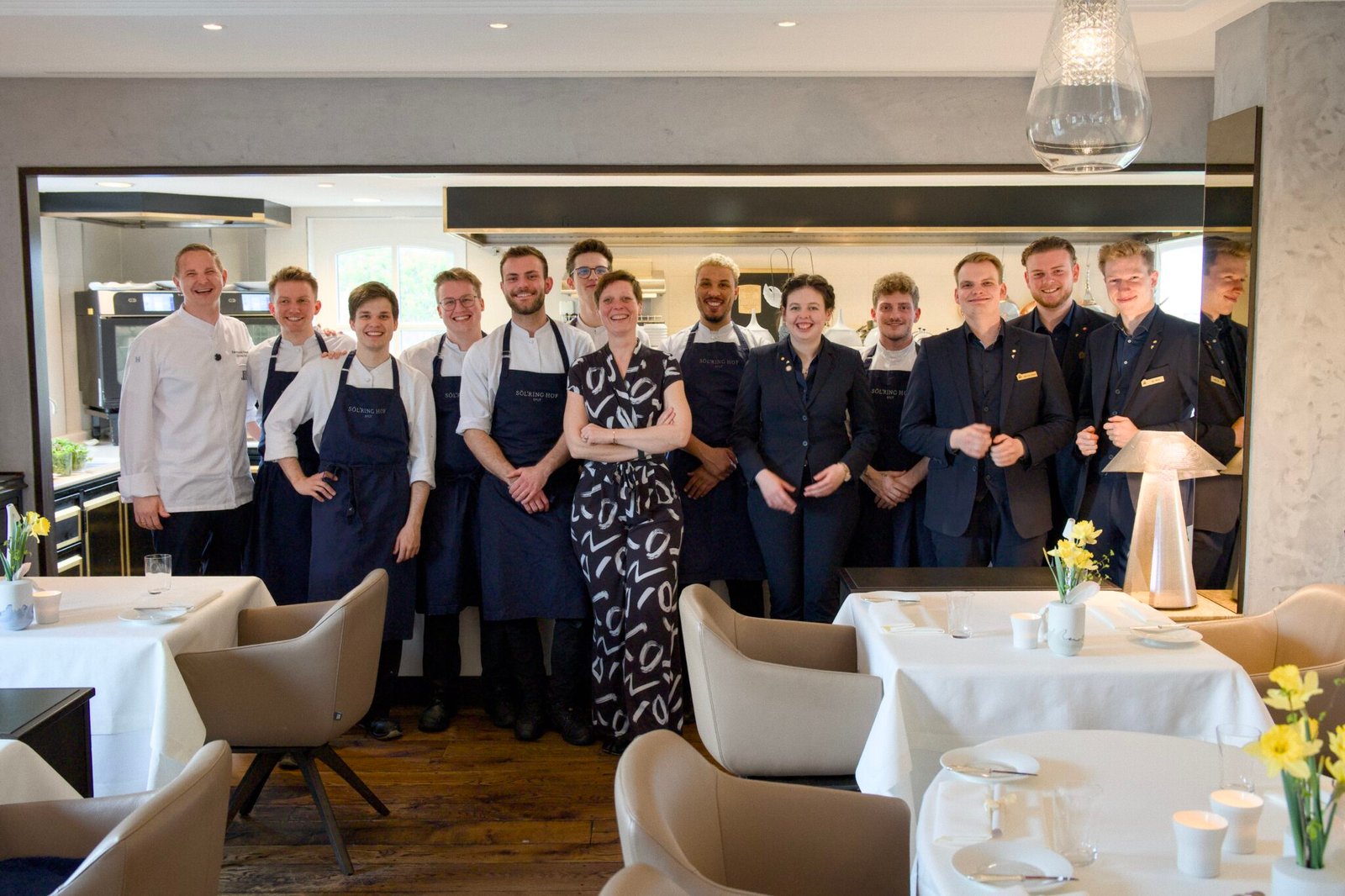 Das Team des Söl’ring Hof begrüßt die Gäste mit einem Lächeln in der Ferienanlage auf Sylt.