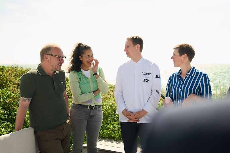 Vier Freunde im Söl’ring Hof auf Sylt; Koch, Urlaub am Meer.