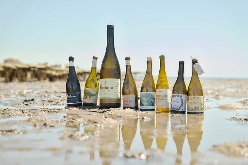 Weinflaschen am Strand von Sylt, Urlaubsstimmung im Söl’ring Hof.
