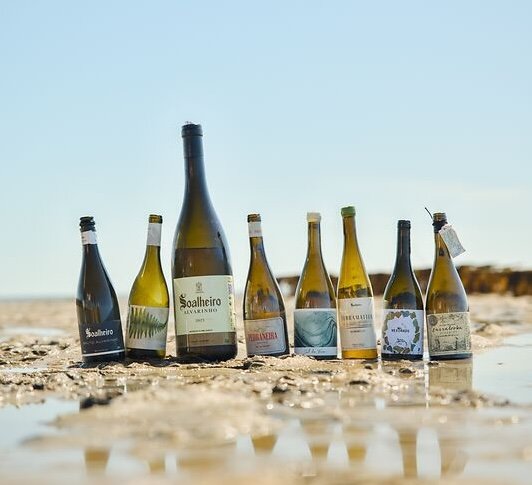 Weinflaschen am Strand von Sylt, Urlaubsziel „Söl’ring Hof“.