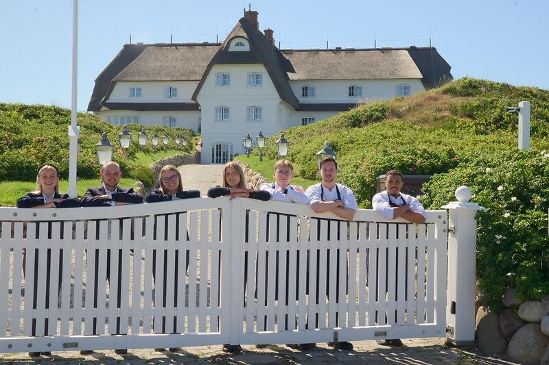 Die Sieben lächeln auf dem Söl’ring Hof auf Sylt – das perfekte Urlaubsziel.