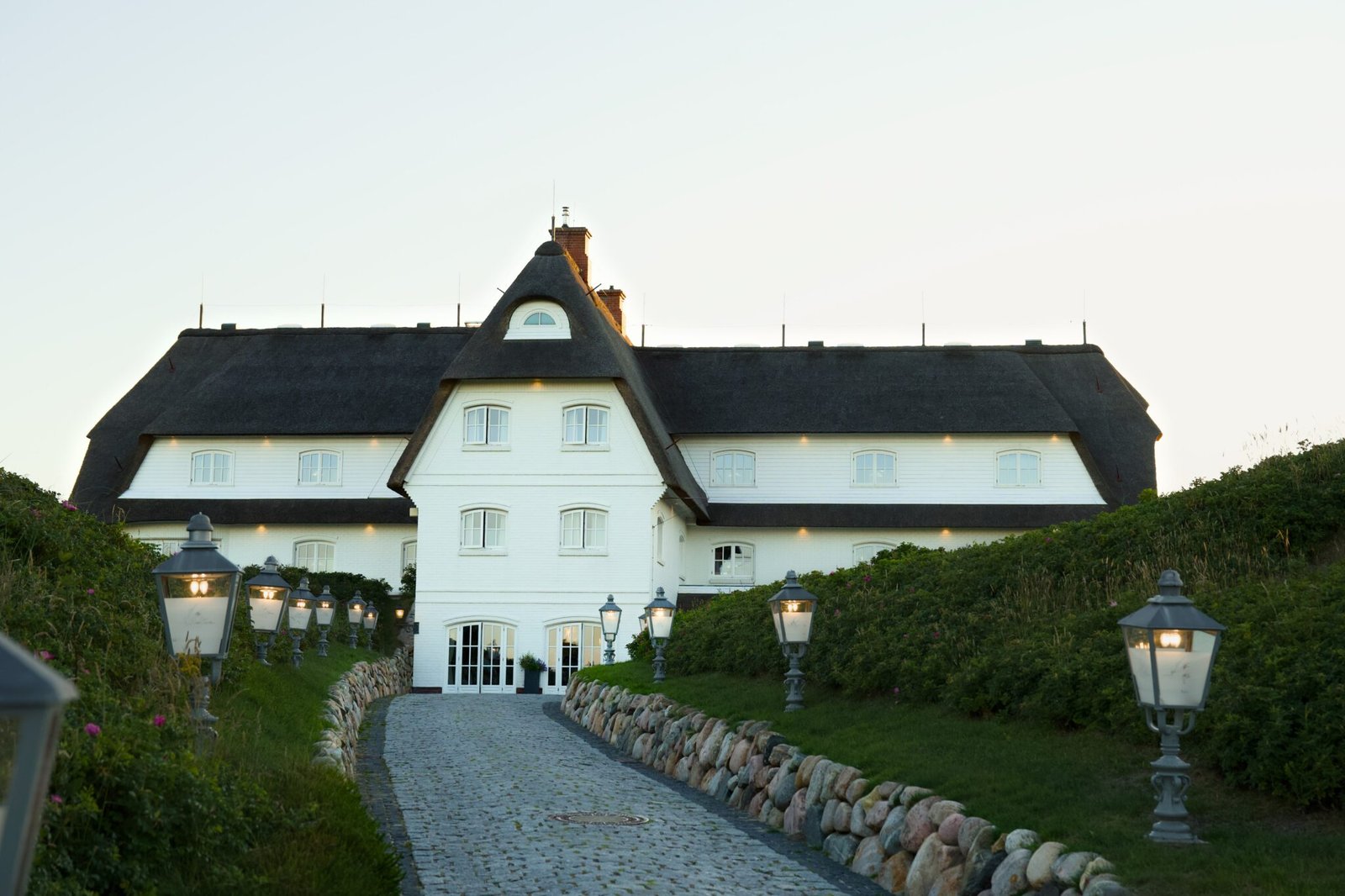 Söl’ring Hof Sylt: charmantes Reetdachhaus, der perfekte Urlaubsort.