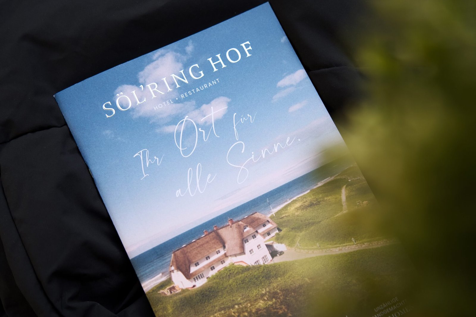 Söl'ring Hof Broschüre mit Reetdachgebäude auf dem Umschlag, handschriftlicher Text.