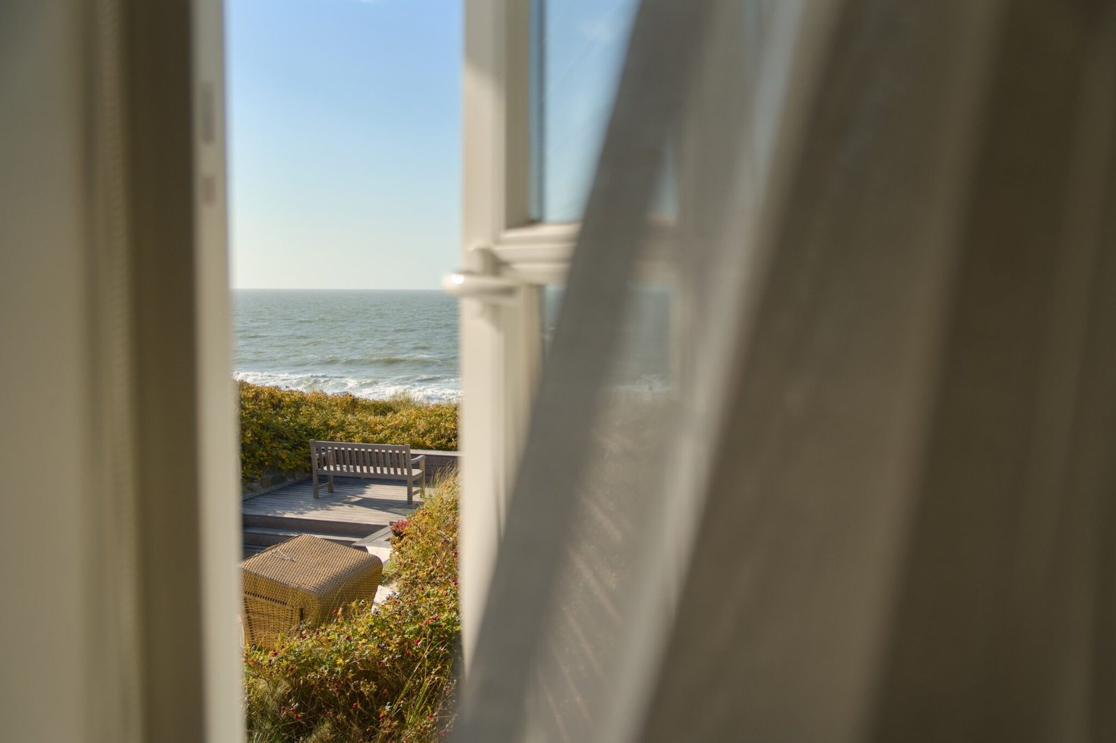 Blick auf das Meer vom Söl’ring Hof auf Sylt – der perfekte Urlaubsort.
