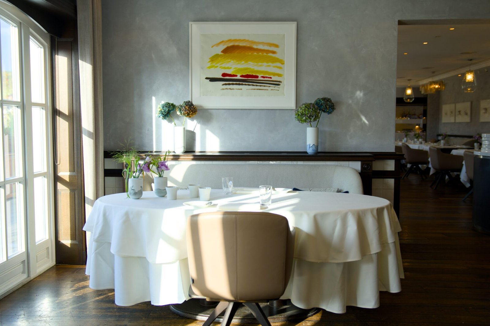 Eleganter Tisch „Söl’ring Hof Sylt“ – ideal für malerische Mahlzeiten im Urlaub.