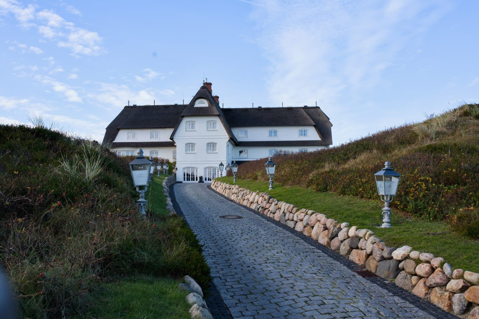 Söl’ring Hof Sylt: ein bezaubernder Urlaubsort inmitten üppiger, sonniger Hügel.