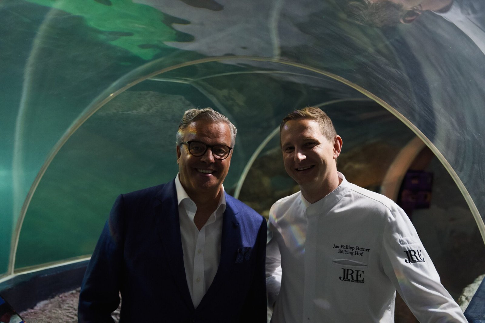 Zwei Männer am Söl’ring Hof, Urlaubsziel Sylt, Aquariumstunnel.