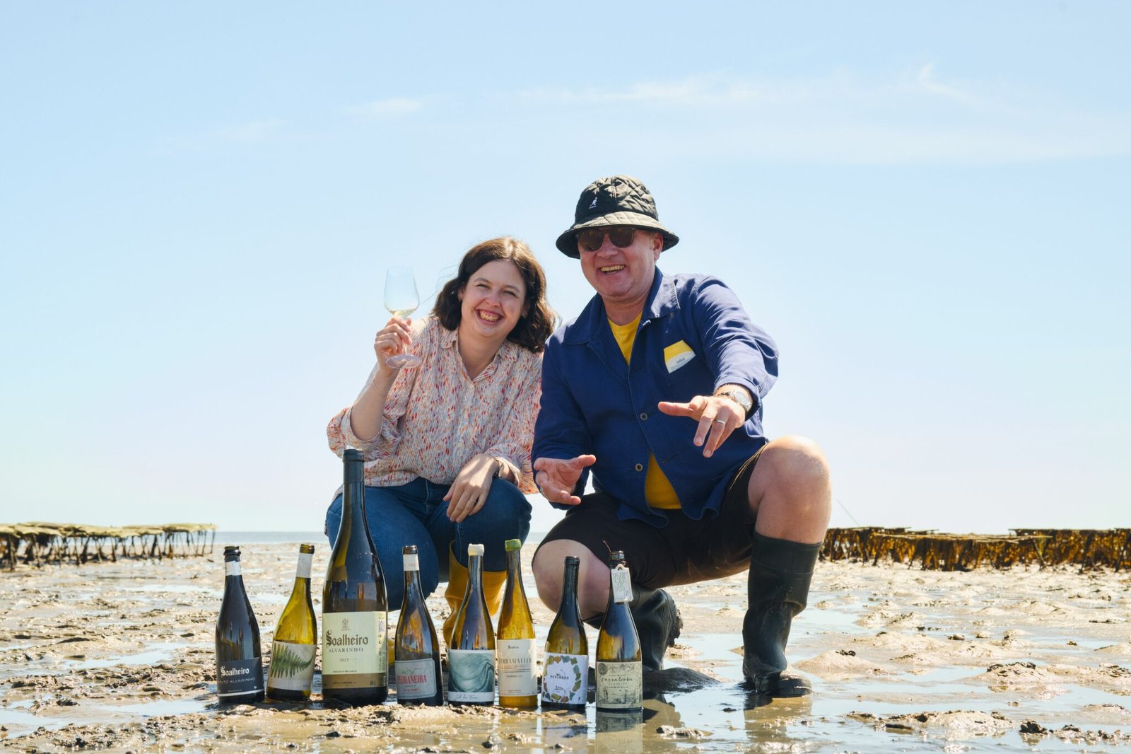 Ein Paar genießt ein Glas Wein im Söl’ring Hof während seines Strandurlaubs auf Sylt.