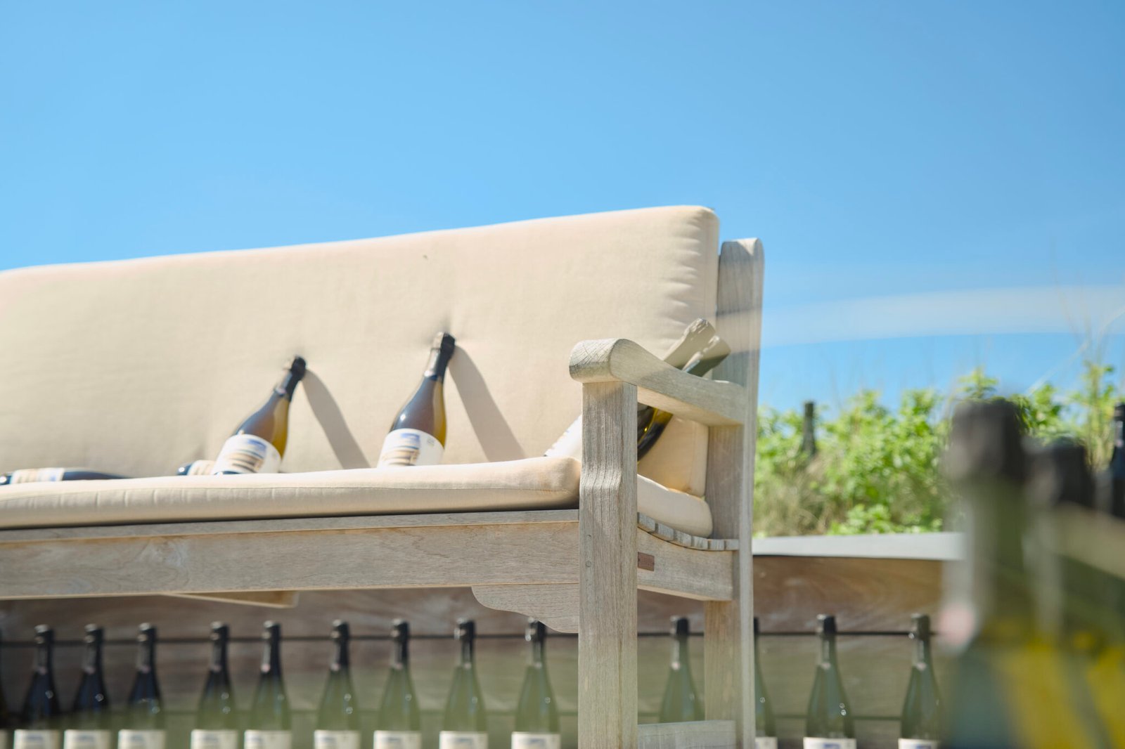 Wein im Söl’ring Hof auf Sylt: Entspannen Sie sich im Urlaub an der frischen Luft.