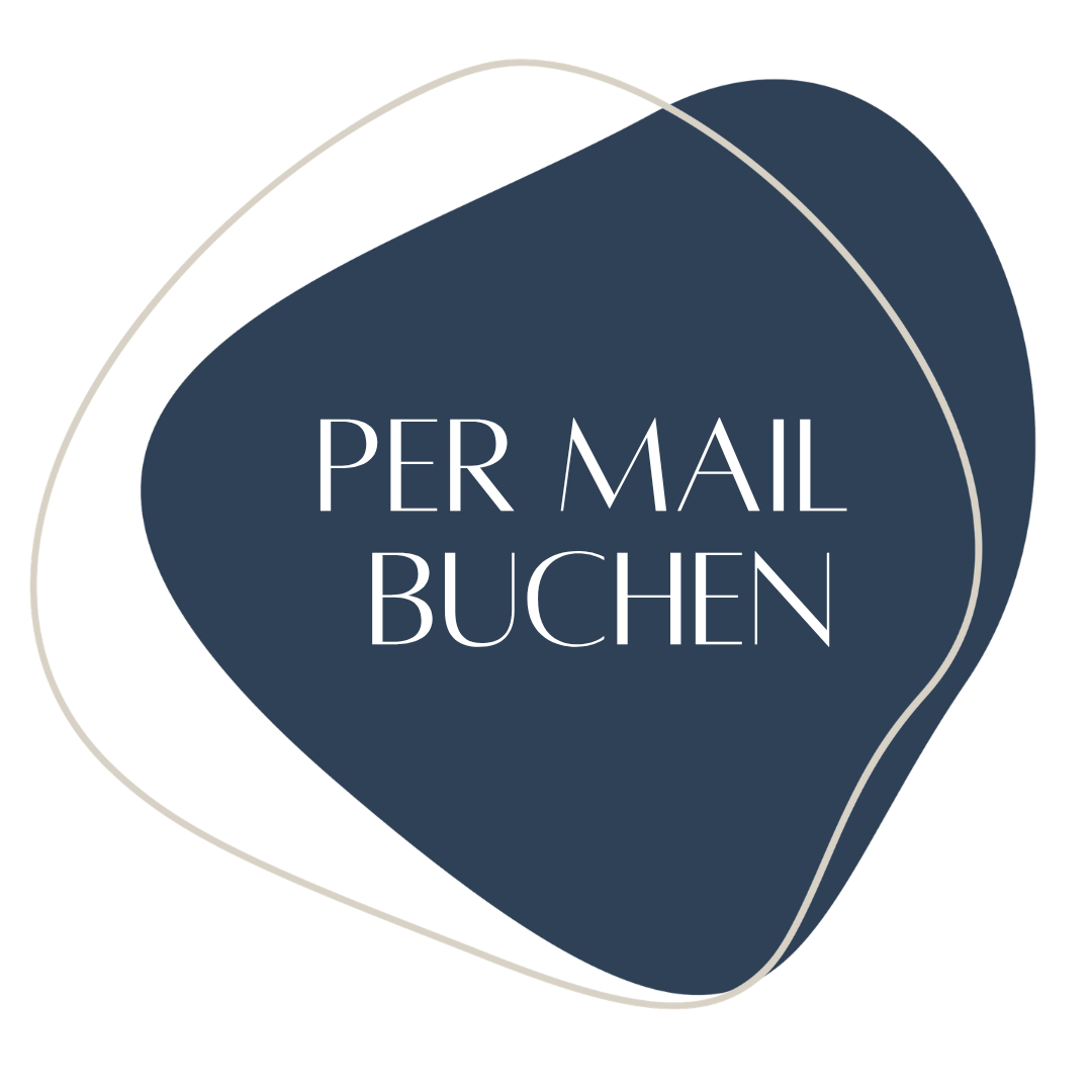 Dunkelblaue Schablone, „PER MAIL BUCHEN“, Urlaubswerbung des Söl’ring Hof Sylt.