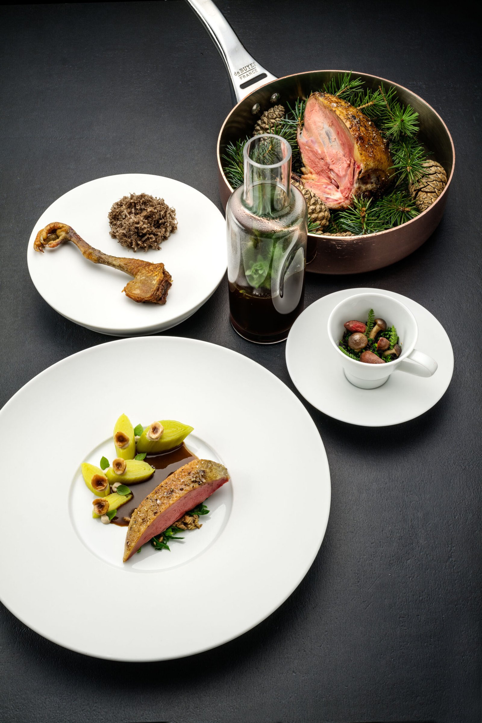 Gourmet-Teller mit Entenbrust, Reis, Beilage und gebratener Ente.