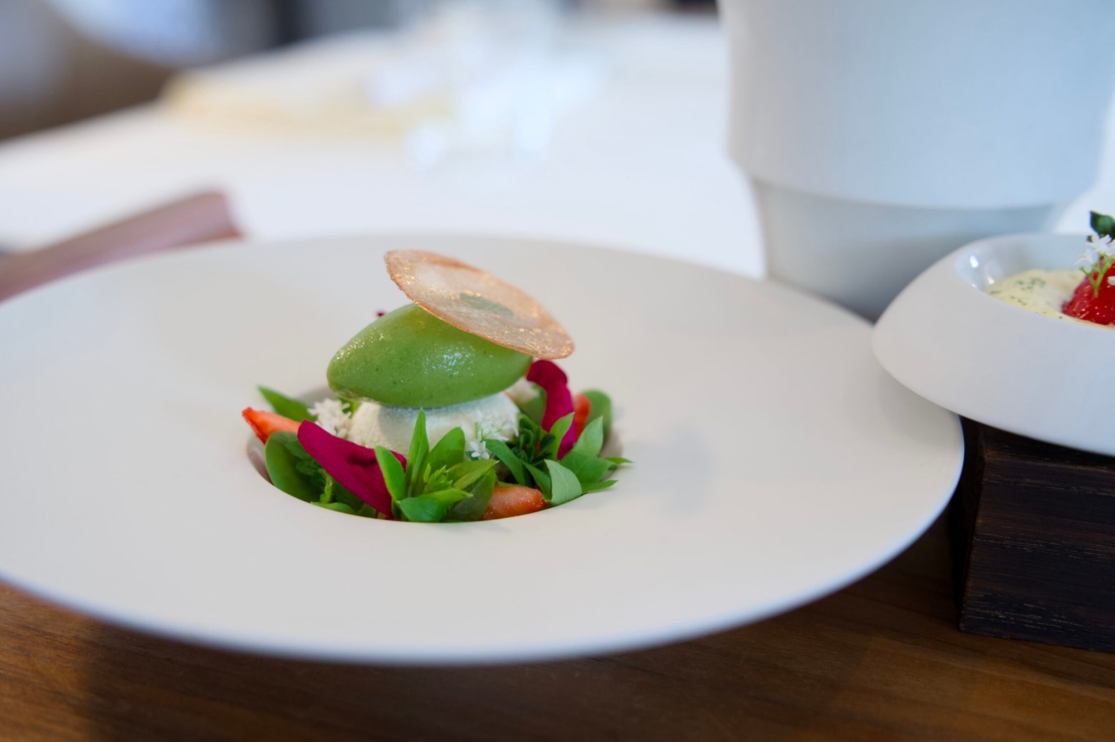 Ein Gourmetgericht vom Söl’ring Hof auf Sylt – Urlaubseleganz pur.