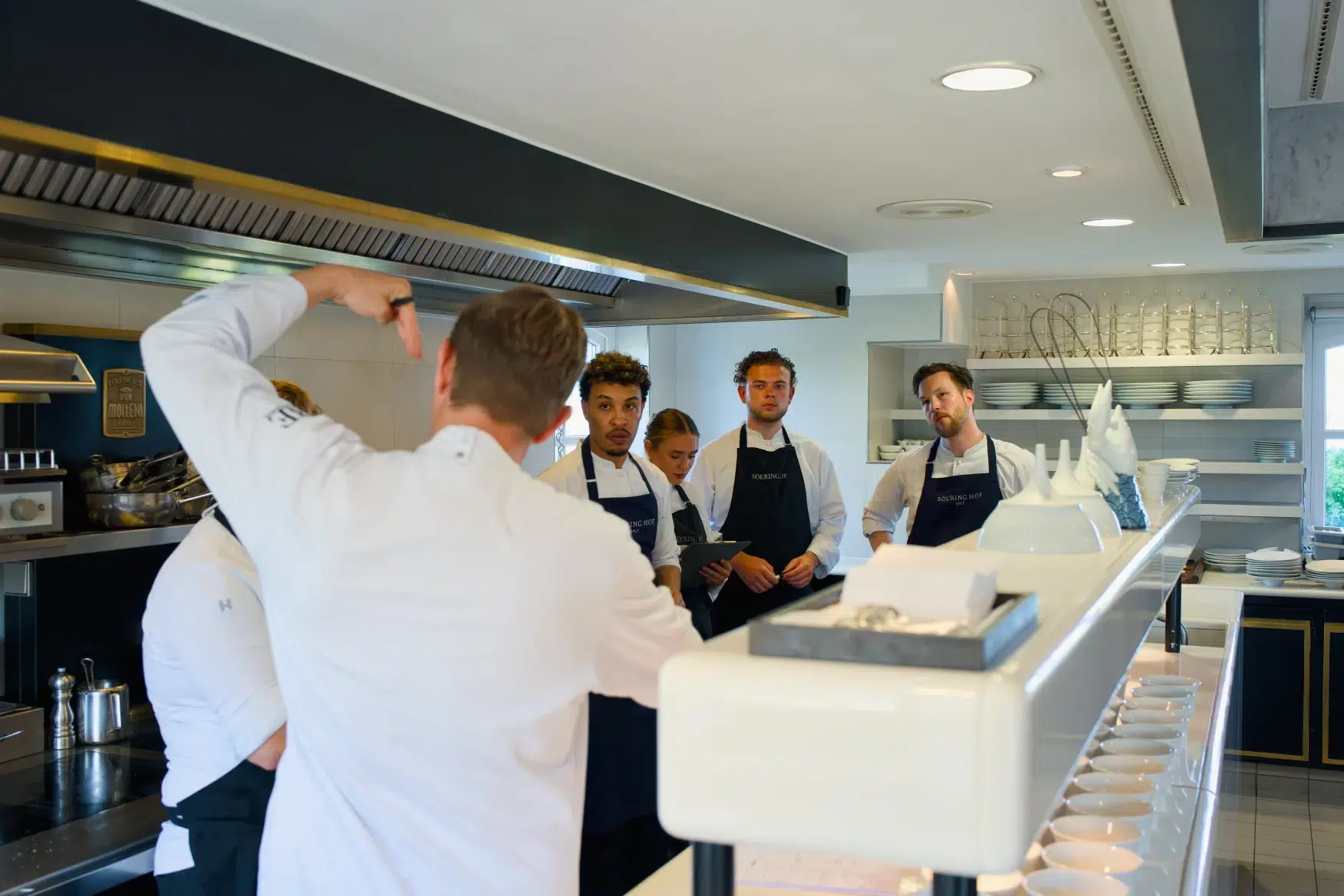 Der Küchenchef unterrichtet die Köche im Söl’ring Hof, der Ferienküche auf Sylt.