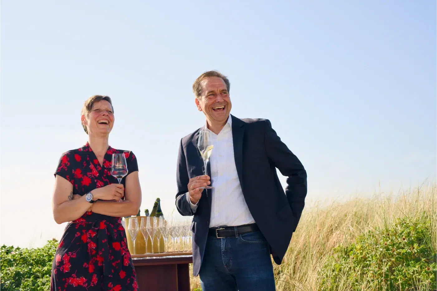 Ein Lächeln im Söl’ring Hof Sylt – Urlaubsfreude, Wein im Freien.
