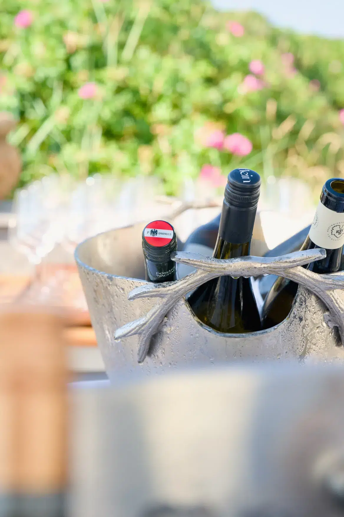 Wein im Eiskübel im Söl’ring Hof, einem Ferienresort auf Sylt.