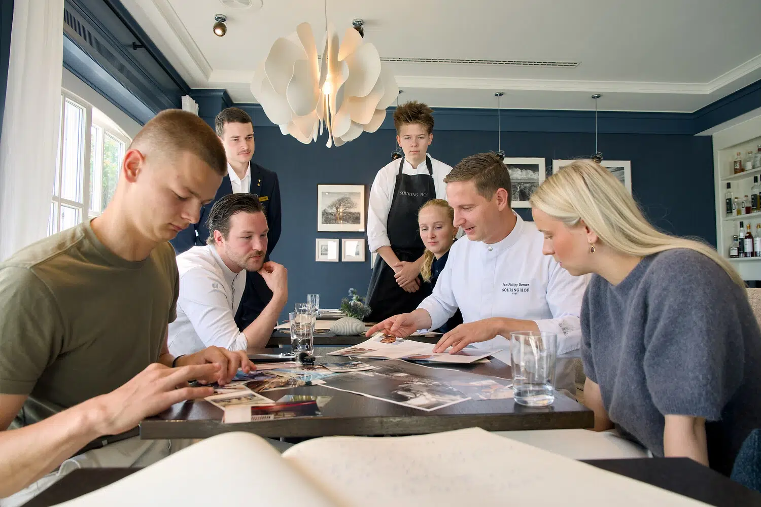 Gruppengespräch im Söl’ring Hof auf Sylt – einem einzigartigen Urlaubsziel.