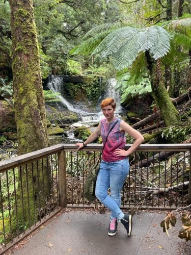 Frau posiert im Wald, Söl’ring Hof – Urlaub auf Sylt.