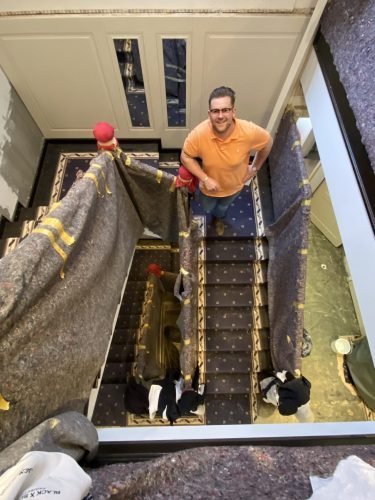 Eine Familie auf der Treppe des Söl’ring Hofs; die Renovierungsarbeiten lassen auf einen Urlaubsort schließen.