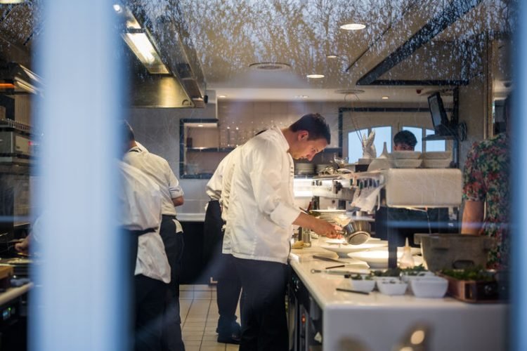 Die Köche im Söl’ring Hof Sylt – perfekte Urlaubskulissen in der Küche.