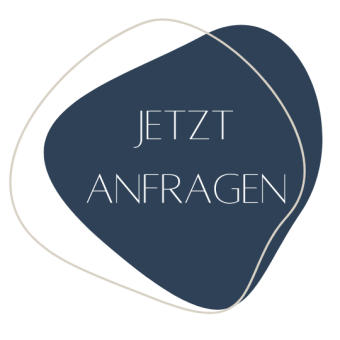 Marineblaue Form, beiger Umriss; „JETZT ANFRAGEN“. Urlaub im Söl’ring Hof Sylt.