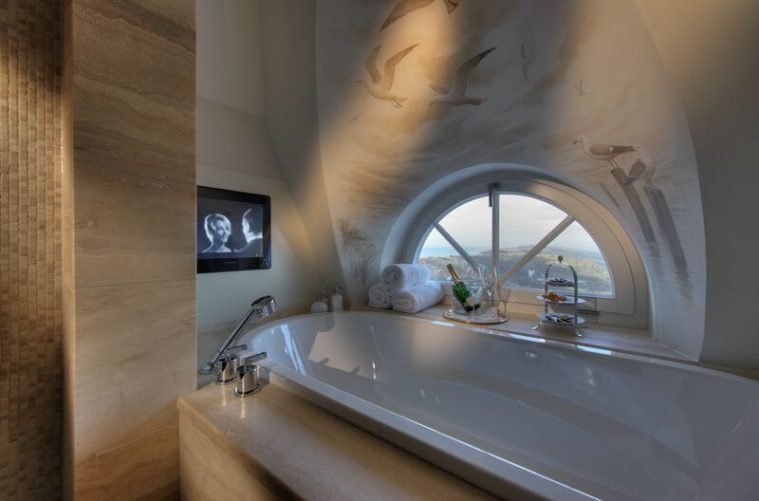 Das elegante Badezimmer im Söl’ring Hof Sylt – ein luxuriöses Badeerlebnis, ein Ort der Ruhe und Entspannung.