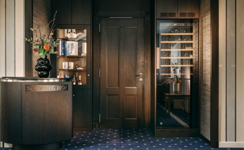 Restaurantumbau neue geräumige Eingang mit Weinkühlschrank