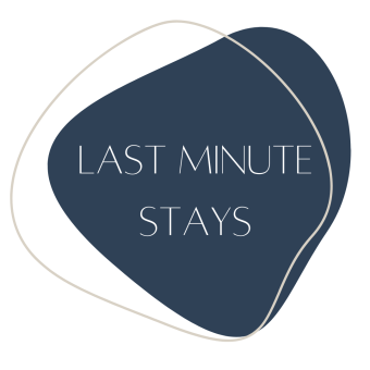 Navy shape, “LAST MINUTE STAYS,” Söl’ring Hof, Sylt getaway.