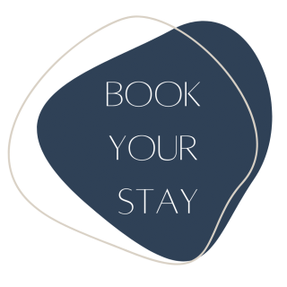 Dunkelblaue „BOOK YOUR STAY“-Anzeige für den Söl’ring Hof Sylt.