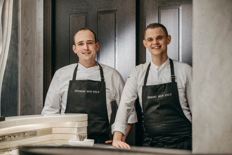 Jan Fehling (links) und Benedikt Arps (rechts) stehen im neuen Restaurant.