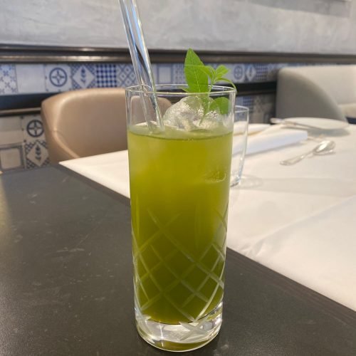 Grüner, mit Eis gekühlter Kopfsalat mit Eisenkraut-Sirup im Söl’ring Hof, Urlaub auf Sylt.