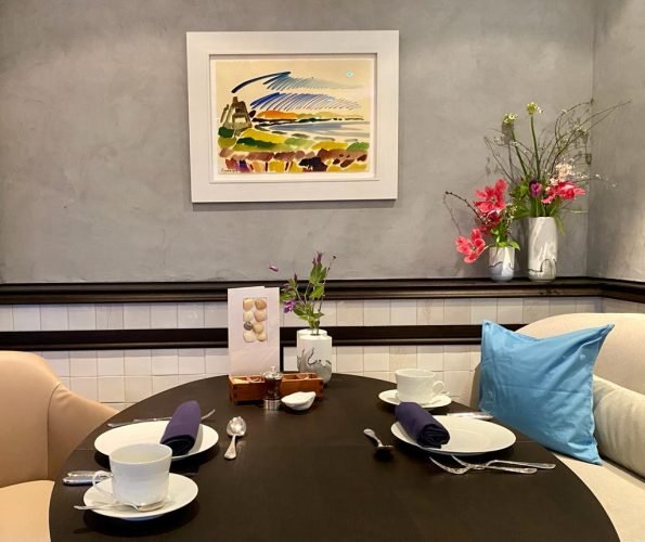 Söl’ring Hof: Cozy holiday table, flowers, menu, Sylt charm.